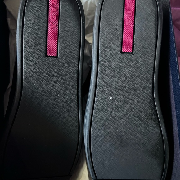 Beautiful well kept Authentic Prada flats - Picture 3 of 4